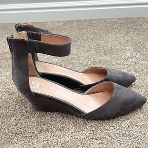 Women’s size 8 1/2, gray suede 2 1/2 heels
Worn gently